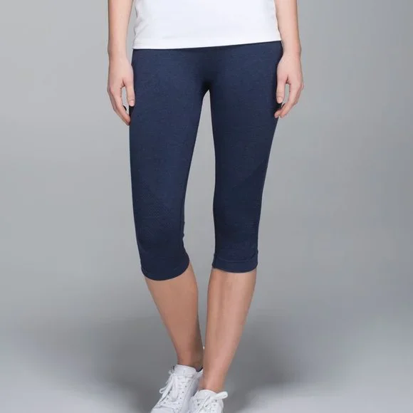 Lululemon In The Flow Crop II Heathered Grayish Purple Capri Scrunch Pants sz 8 - Picture 11 of 12